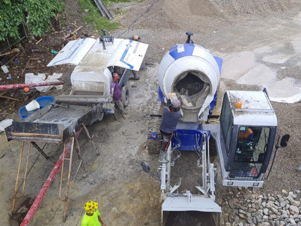 AIMIX бетоносмеситель с самозагрузкой и бетононасос работает в Восточном Тиморе